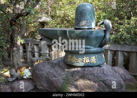 Il metal Shiva Linga nel tempio di Toganji. Nagoya. Giappone Foto Stock
