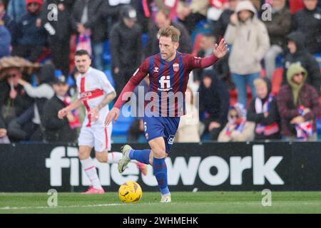 ELDA, SPAGNA - 10 FEBBRAIO: Carlos Hernandez di CD Eldense corre con la palla durante il LaLiga Hypermotion match tra CD Eldense e SD Huesca al Nuevo Pepico Amat Stadium il 10 febbraio 2024 a Elda, Spagna. (Foto di Francisco Macia/Photo Players Images) Foto Stock