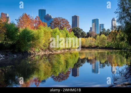 Skyline di Houston nella soleggiata giornata autunnale al Buffalo Bayou Park, Houston, Texas, Stati Uniti Foto Stock