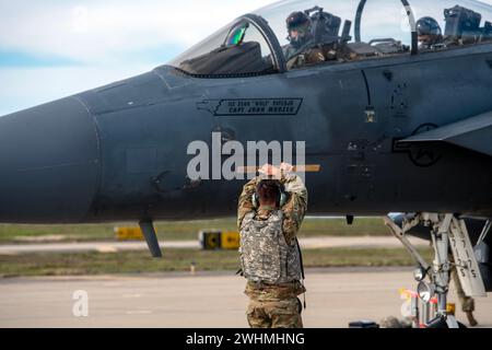 Il Senior Airman Robert Bocan, capo dell'equipaggio del 335th Fighter Squadron, segnala a 335 piloti FS prima della partenza sulla linea di volo presso la Vandenberg Space Force base, California, 30 gennaio 2024, durante l'esercitazione AGILE FLAG 24-1. Fornendo la Expeditionary Air base, o XAB, Force Elements, il 4th Fighter Wing è stato adattato per integrarsi con le esistenti strutture di comando e controllo del Combatant Command per sostenere le priorità della missione Joint Force Air Component Commander. (Foto U.S. Air National Guard di Mass Communication Specialist Tech. Sergente Mary McKnight) Foto Stock