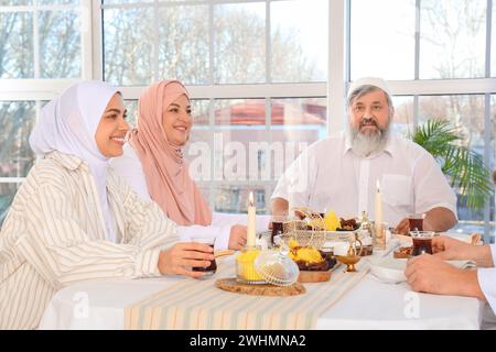 Felice famiglia musulmana che cena a casa. Festa del Ramadan Foto Stock
