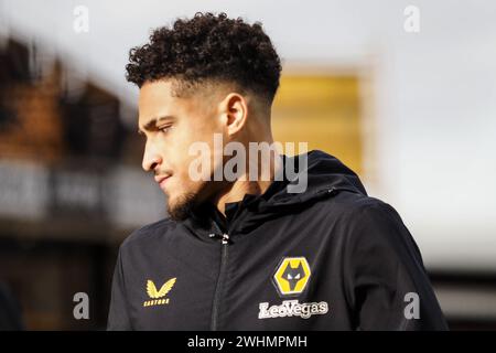 Wolverhampton, Regno Unito. 10 febbraio 2024. Wolverhampton, Inghilterra, 10 febbraio 2024: Joao Gomes (8 lupi) si riscalda durante la partita di calcio di Premier League tra Wolverhampton Wanderers e Brentford allo stadio Molineux di Wolverhampton, Inghilterra (Natalie Mincher/SPP) credito: SPP Sport Press Photo. /Alamy Live News Foto Stock