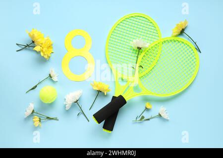 Composizione con racchette da tennis, figura di carta 8 e fiori su sfondo colorato. Giornata internazionale della donna Foto Stock