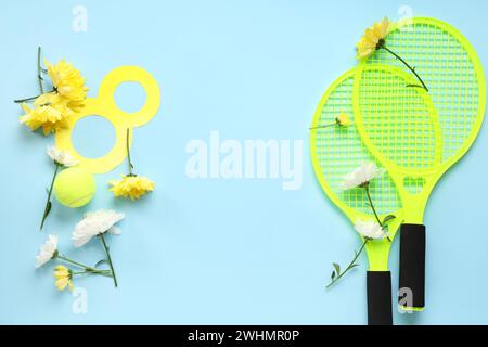 Composizione con racchette da tennis, figura 8 e fiori su sfondo colorato. Giornata internazionale della donna Foto Stock