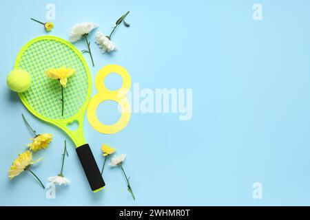 Composizione con racchetta da tennis, fiori e figura 8 su sfondo colorato. Giornata internazionale della donna Foto Stock