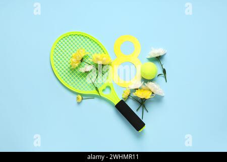 Composizione con racchetta da tennis, fiori e carta figura 8 su sfondo colorato. Giornata internazionale della donna Foto Stock