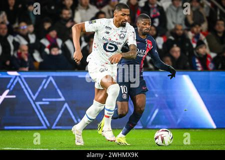 Alexsandro VICTOR DE SOUZA RIBEIRO di Lille e Ousmane DEMBELE del PSG durante la partita di calcio del campionato francese di Ligue 1 tra Paris Saint-Germain e Losc Lille il 10 febbraio 2024 allo stadio Parc des Princes di Parigi, in Francia Foto Stock