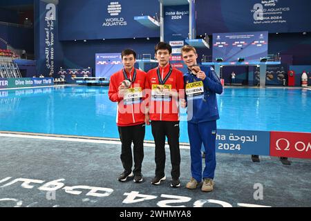 Doha, Cao Yuan (L) della Cina e la medaglia di bronzo Oleksii Sereda dell'Ucraina posano con le loro medaglie dopo la cerimonia di premiazione per la piattaforma maschile di 10 m dei Campionati mondiali di acqua 2024 a Doha. 10 febbraio 2024. La medaglia d'oro Yang Hao (C) della Cina, la medaglia d'argento Cao Yuan (L) della Cina e la medaglia di bronzo Oleksii Sereda dell'Ucraina posero con le loro medaglie dopo la cerimonia di premiazione per la piattaforma maschile di 10 m dei Campionati mondiali di acqua 2024 a Doha, Qatar, il 10 febbraio 2024. Crediti: Xue Yuge/Xinhua/Alamy Live News Foto Stock