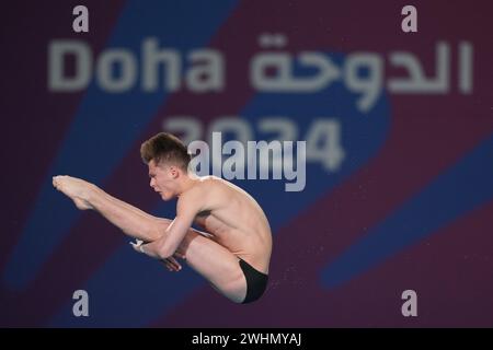 Doha. 10 febbraio 2024. Oleksii Sereda, Ucraina, gareggia durante la finale maschile di 10 m di piattaforma dei Campionati mondiali di nuoto 2024 a Doha, Qatar, il 10 febbraio 2024. Crediti: Xue Yuge/Xinhua/Alamy Live News Foto Stock