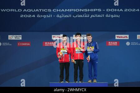 Doha, Cao Yuan (L) della Cina e la medaglia di bronzo Oleksii Sereda dell'Ucraina posero con le loro medaglie durante la cerimonia di premiazione per la piattaforma maschile di 10 m dei Campionati mondiali di acqua 2024 a Doha. 10 febbraio 2024. La medaglia d'oro Yang Hao (C) della Cina, la medaglia d'argento Cao Yuan (L) della Cina e la medaglia di bronzo Oleksii Sereda dell'Ucraina posero con le loro medaglie durante la cerimonia di premiazione per la piattaforma maschile di 10 m dei Campionati mondiali di acqua 2024 a Doha, Qatar, il 10 febbraio 2024. Crediti: Xue Yuge/Xinhua/Alamy Live News Foto Stock