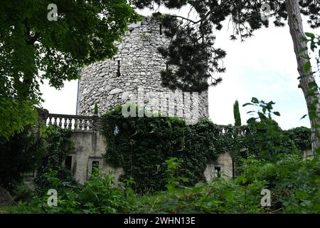 Torre nera di rovina artificiale, Austria Foto Stock