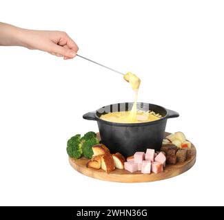 Donna che immerge un pezzo di pane in una pentola di fonduta con gustoso formaggio fuso su sfondo bianco, primo piano Foto Stock