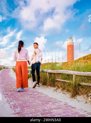 Un paio di uomini e donne in vacanza all'isola olandese di Texel Foto Stock