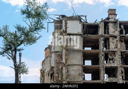 Distrutte e bruciate case nella città in guerra Ucraina Foto Stock