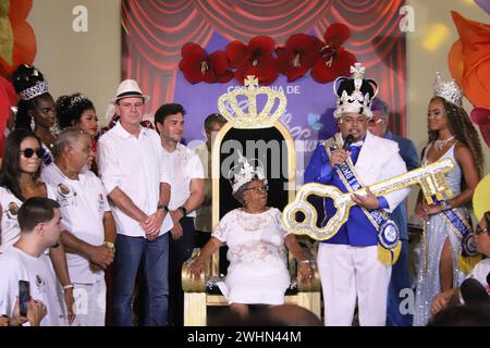 Rio De Janeiro, Brasile. 9 febbraio 2024. Eduardo Paes (PSD/RJ), Sindaco di Rio de Janeiro, Celso Sabino de Oliveira, Ministro del Turismo, Iranette Ferreira, "Tia Surica", Caio César, Re Momo e Gabriela Mendes, Regina del Carnevale, durante la consegna delle chiavi dalla città alla Corte reale del Carnevale di Rio de Janeiro nel 2024, scelta in un concorso tenuto da Riotur, presso il Palácio da Cidade, a Botafogo, questo venerdì 9. Crediti: Brasile Photo Press/Alamy Live News Foto Stock