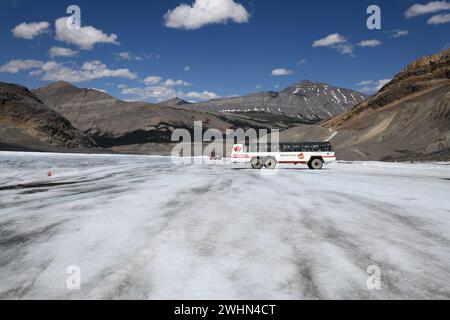 Un veicolo fuoristrada attende il suo turno per salire la ripida salita rocciosa dal campo di ghiaccio Athabasca Glacier di Columbia nel Jasper National Park, Alberta Foto Stock