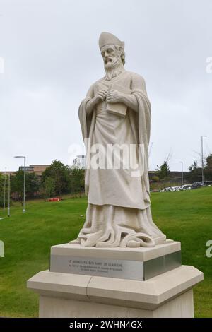 St Mungo, patrono di Glasgow, statua sul campus del City College. Scultore Roddy McDowall Foto Stock