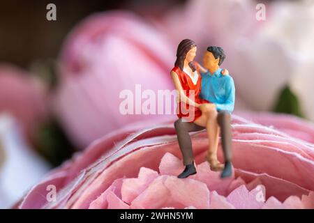 Miniature People Young girl seduto sul suo grembo di ragazzo Foto Stock