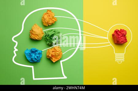 Silhouette della testa con palle di carta increspate, concetto di ricerca di nuove idee Foto Stock