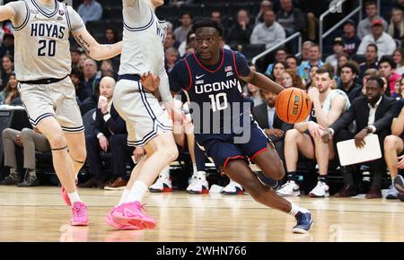 Washington DC, Stati Uniti. 10 febbraio 2024. I Connecticut Huskies guardano Hassan Diarra (10) dribbling durante un match tra i Georgetown Hoyas e i Connecticut Huskies alla Capital One Arena di Washington DC. Daniel Kucin Jr./Cal Sport Media/Alamy Live News Foto Stock