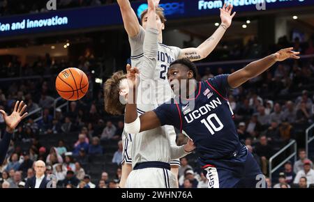 Washington DC, Stati Uniti. 10 febbraio 2024. La guardia Hassan Diarra (10) fa un passaggio durante una partita tra Georgetown Hoyas e i Connecticut Huskies alla Capital One Arena di Washington DC. Daniel Kucin Jr./Cal Sport Media/Alamy Live News Foto Stock