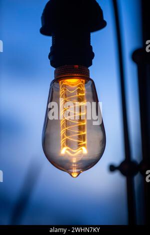 Lampadina decorativa vintage al crepuscolo Foto Stock