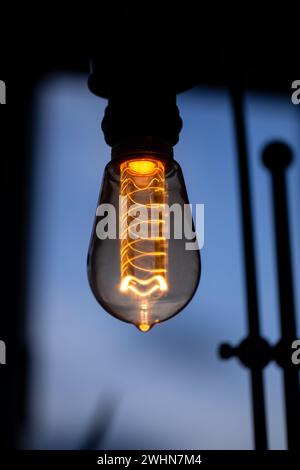 Lampadina decorativa vintage al crepuscolo Foto Stock