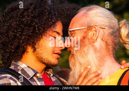 Love Knows No Bounds: Joyful Gay Couple Abbracing in Nature Foto Stock