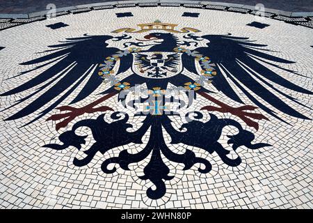 Mosaico con l'aquila imperiale di fronte al Municipio nuovo, Schlossplatz, Wiesbaden, Germania Foto Stock