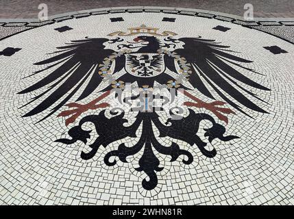 Mosaico con l'aquila imperiale di fronte al Municipio nuovo, Schlossplatz, Wiesbaden, Germania Foto Stock