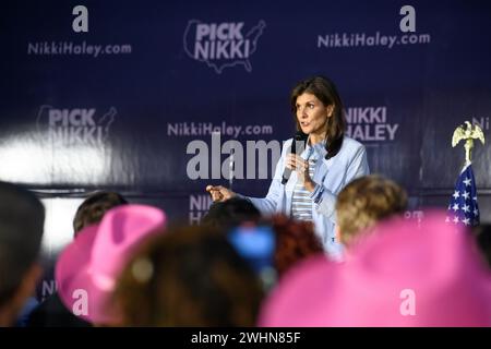 Gilbert, Carolina del Sud - 10 febbraio 2024: L'ex governatore del SC e attuale candidata alla presidenza repubblicana Nikki Haley parla a una folla di potenziali sostenitori al Grove durante la sua ultima tappa del suo tour in autobus della campagna "la bestia del sud-est". Foto Stock