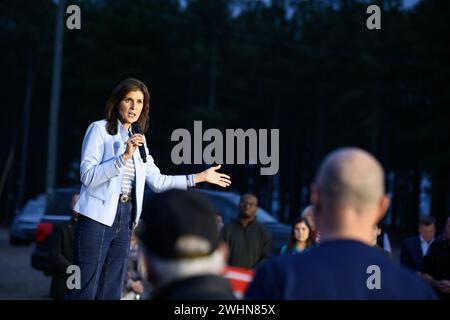 Gilbert, Carolina del Sud - 10 febbraio 2024: L'ex governatore del SC e attuale candidata alla presidenza repubblicana Nikki Haley parla a una folla di potenziali sostenitori al Grove durante la sua ultima tappa del suo tour in autobus della campagna "la bestia del sud-est". Foto Stock