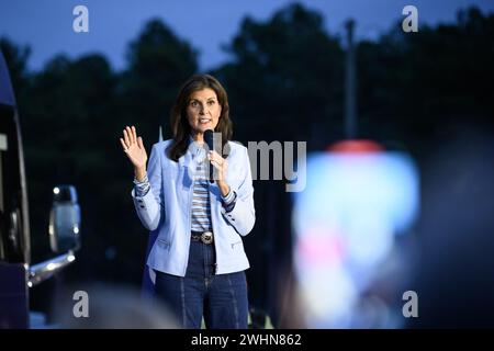 Gilbert, Carolina del Sud - 10 febbraio 2024: L'ex governatore del SC e attuale candidata alla presidenza repubblicana Nikki Haley parla a una folla di potenziali sostenitori al Grove durante la sua ultima tappa del suo tour in autobus della campagna "la bestia del sud-est". Foto Stock