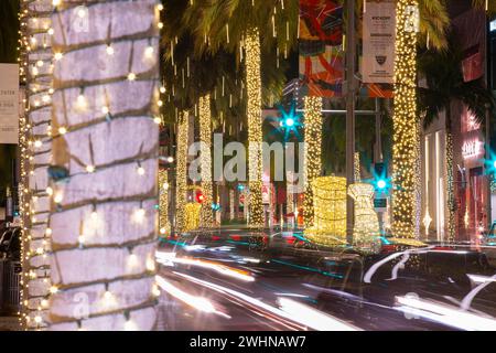 Beverly Hills, California, Stati Uniti - 17 novembre 2021: Il traffico della notte di Natale scorre nel cuore del quartiere dello shopping di Rodeo Drive. Foto Stock