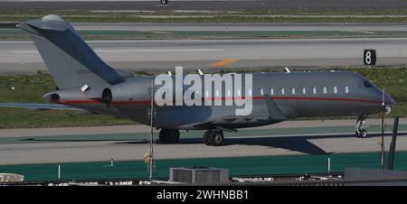 Il jet charter privato di Taylor Swift è atterrato all'aeroporto internazionale di Los Angeles (CALIFORNIA) di sabato. 10 febbraio 2024. Il megastar pop ha concluso il suo spettacolo a Tokyo, mettendola in posizione per partecipare al Super Bowl di domenica a Las Vegas. Si prevede che sarà a disposizione per fare il tifo per il suo fidanzato, il tight end dei Kansas City Chiefs Travis Kelce. (Credit Image: © Gene Blevins/ZUMA Press Wire) SOLO PER USO EDITORIALE! Non per USO commerciale! Foto Stock