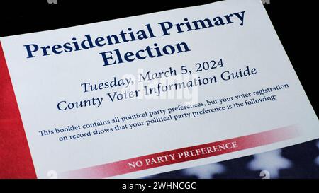 Lake Elsinore, CA USA - 10 febbraio 20240: Primo piano del libretto delle elezioni presidenziali in California Foto Stock