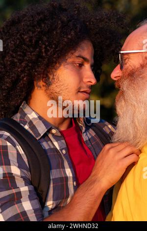 Love Knows No Bounds: Joyful Gay Couple Abbracing in Nature Foto Stock