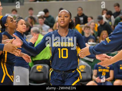 Waco, Texas, Stati Uniti. 10 febbraio 2024. I West Virginia Mountaineers guardano Jordan Harrison (10) prima della partita di pallacanestro NCAA tra i West Virginia Mountaineers e Baylor Lady Bears al Foster Pavilion di Waco, Texas. Matthew Lynch/CSM/Alamy Live News Foto Stock