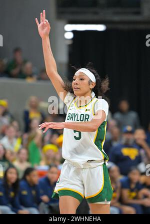 Waco, Texas, Stati Uniti. 10 febbraio 2024. La guardia dei Baylor Lady Bears Darianna Littlepage-Buggs (5) celebra un tiro di 3 punti da un membro della squadra durante la seconda metà della partita di basket NCAA tra i West Virginia Mountaineers e Baylor Lady Bears al Foster Pavilion di Waco, Texas. Matthew Lynch/CSM/Alamy Live News Foto Stock