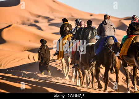 Gruppo di persone a cavallo nel deserto, foto come sfondo Foto Stock