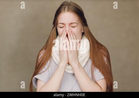 La giovane donna starnuti ha influenza catarro malato malattia trattamento freddo. Foto Stock