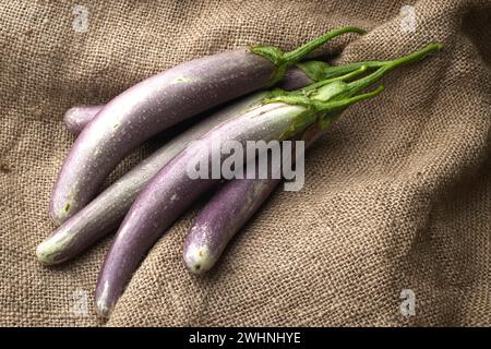 Foto di natura morta di lunghe melanzane. Foto Stock