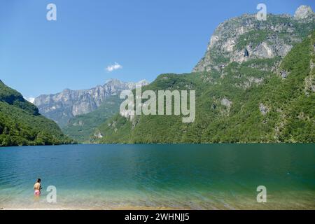 Vista del lago di Molveno in Trentino Foto Stock