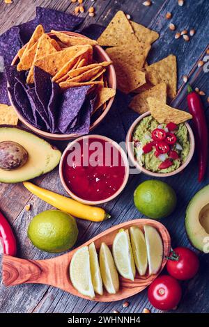 Vista dall'alto di guacamole, salsa e tortilla Chips sul tavolo Foto Stock