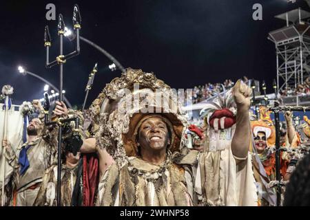 Carnaval SP Turis 2024 - Vai - Vai SAO PAULO SP, 02/10/2023 - SP Turis Carnevale /Parata delle scuole del gruppo speciale - Vai - Vai, in una sfilata di sabato sera, al Sambodromo di Anhembi, San Paolo 10. IMAGO / Jefferson Aguiar Sao Paulo Brasil Copyright: XJeffersonxAguiarx Foto Stock