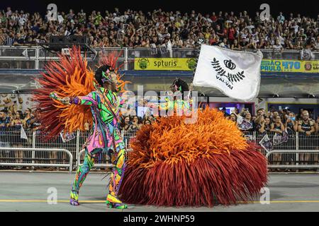 Carnaval SP Turis 2024 - Vai - Vai SAO PAULO SP, 02/10/2023 - SP Turis Carnevale /Parata delle scuole del gruppo speciale - Vai - Vai, in una sfilata di sabato sera, al Sambodromo di Anhembi, San Paolo 10. IMAGO / Jefferson Aguiar Sao Paulo Brasil Copyright: XJeffersonxAguiarx Foto Stock