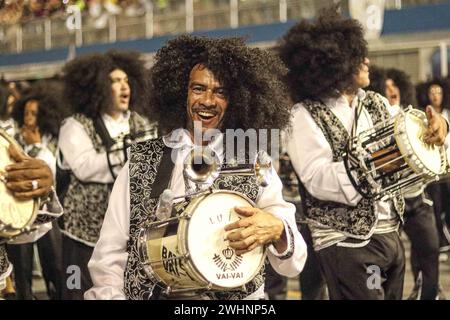 Carnaval SP Turis 2024 - Vai - Vai SAO PAULO SP, 02/10/2023 - SP Turis Carnevale /Parata delle scuole del gruppo speciale - Vai - Vai, in una sfilata di sabato sera, al Sambodromo di Anhembi, San Paolo 10. IMAGO / Jefferson Aguiar Sao Paulo Brasil Copyright: XJeffersonxAguiarx Foto Stock