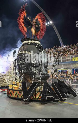 Carnaval SP Turis 2024 - Vai - Vai SAO PAULO SP, 02/10/2023 - SP Turis Carnevale /Parata delle scuole del gruppo speciale - Vai - Vai, in una sfilata di sabato sera, al Sambodromo di Anhembi, San Paolo 10. IMAGO / Jefferson Aguiar Sao Paulo Brasil Copyright: XJeffersonxAguiarx Foto Stock