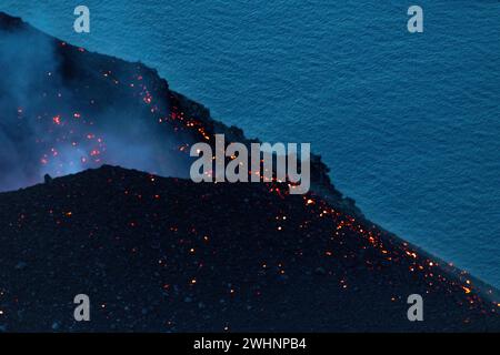 Vulcano in eruzione sull'isola di Stromboli Foto Stock