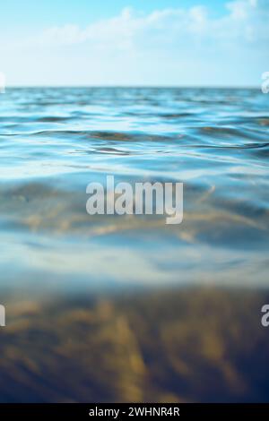 Cielo blu riflesso sulla superficie dell'acqua Foto Stock